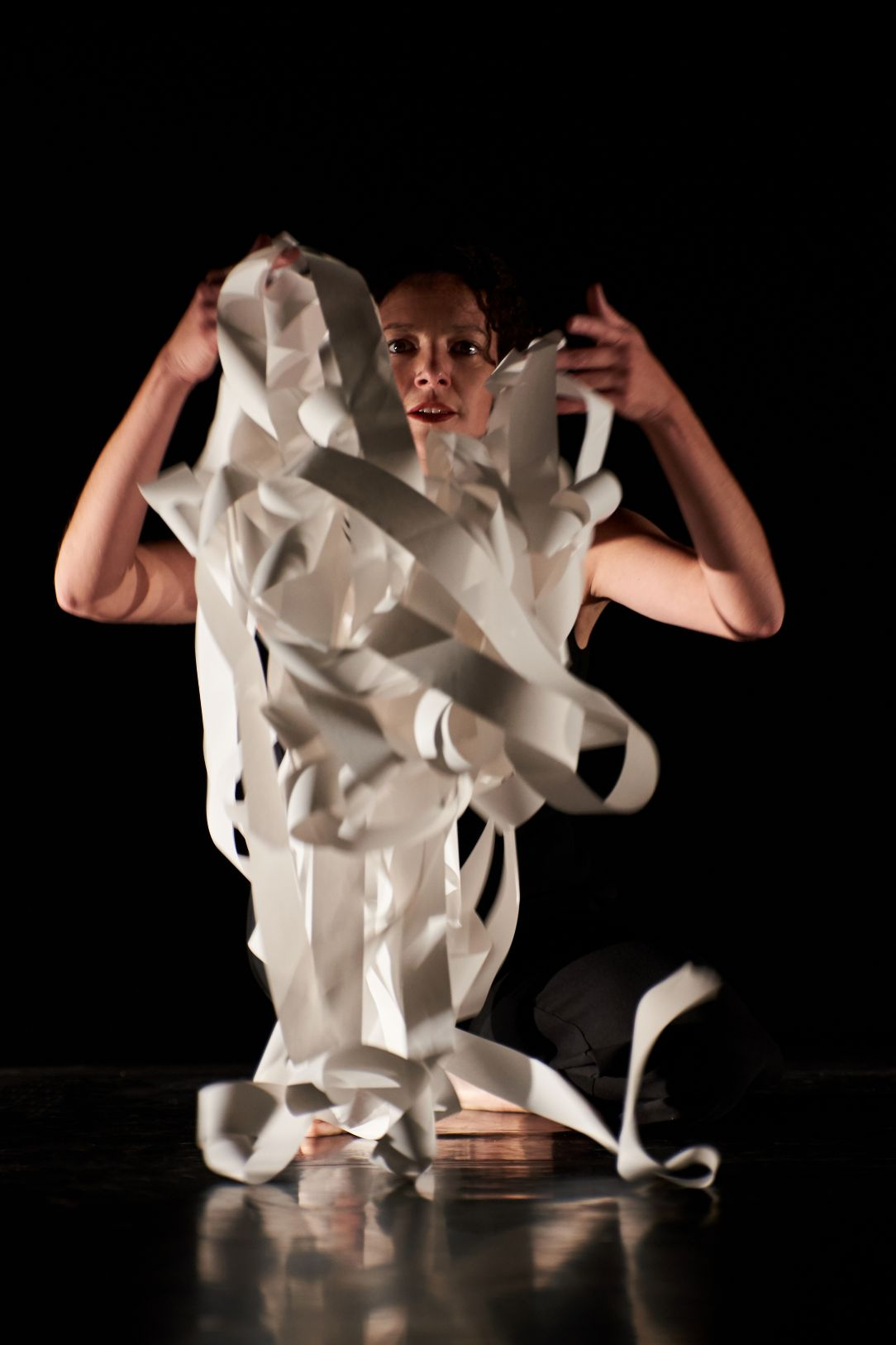 Femme dansant avec des rouleaux de papier